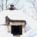 北見市のところ遺跡の森にある竪穴住居跡は、冬は雪に包まれる