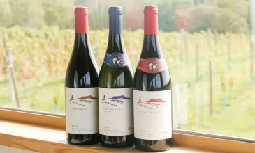 北見市のインフィールドワイナリーのワイン「山幸」が立ち並ぶ様子