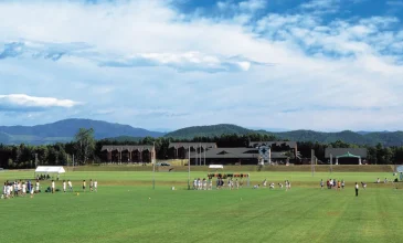 モイワスポーツワールドの広大な緑の芝生のグラウンド