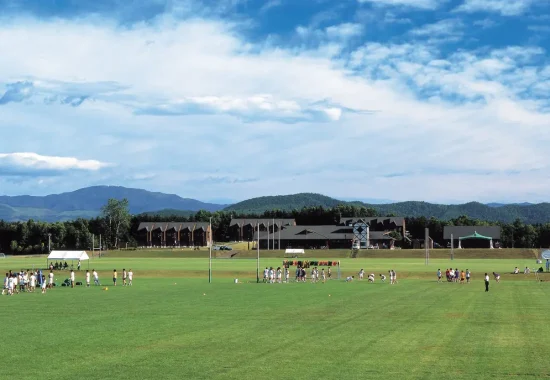 モイワスポーツワールドの広大な緑の芝生のグラウンド